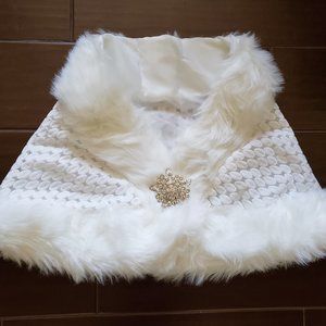NWT Formal Bridal Shawl Stole in off white